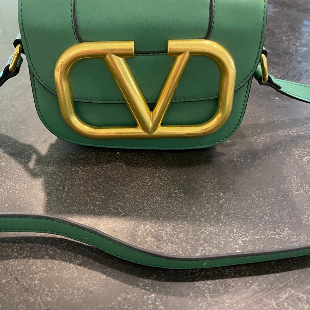 Elegant Green Crossbody Bag with Gold Accent